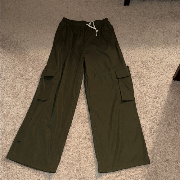 NWT Pretty Little Thing Elastic Waist Wide Leg Cargo Pants CMW2539 Olive Green - Picture 6 of 7